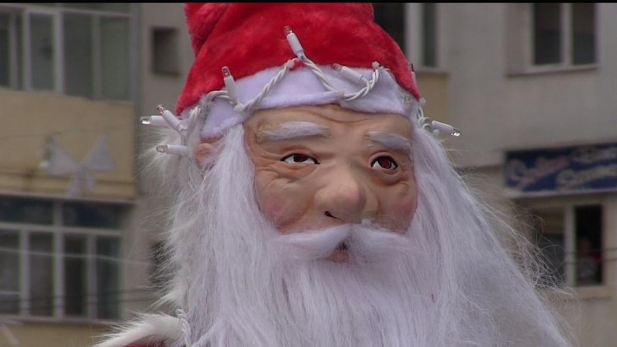 decoratiunile din tara care i a socat pe romani cum arata mos craciun de la vaslui