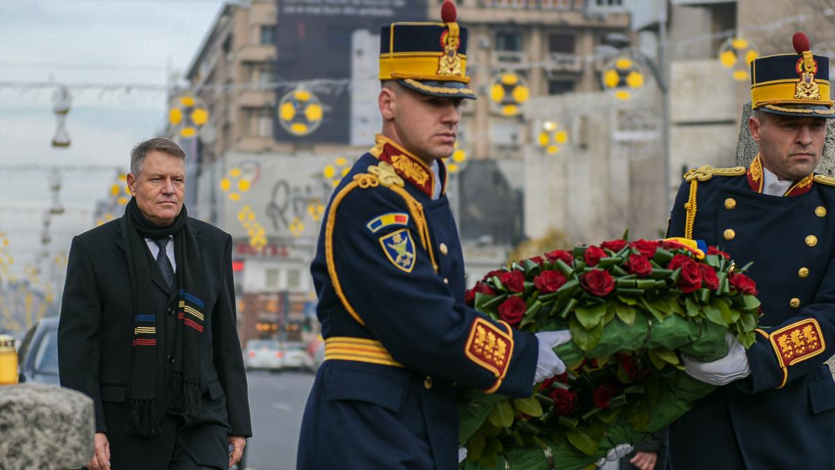 klaus iohannis la kilometrul zero al revolutiei presedintele luat la intrebari de revolutionari in