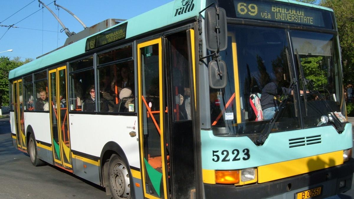 oana era in troleul 69 cand a auzit un tanar vorbind cu o fata frumoasa cand si a dat seama cine