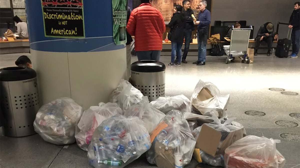 plangand un barbat a aruncat un obiect la gunoi in aeroport si apoi a plecat rapid doi tineri s au