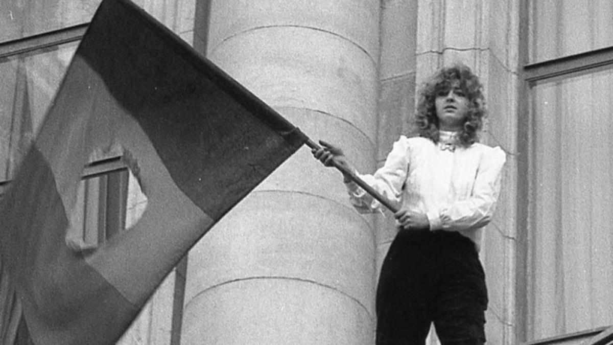 cine este fata cu steagul simbolul victoriei revolutiei din 1989