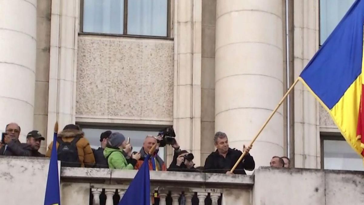 imaginile zilei coada la fostul sediu al comitetului central al partidului comunist roman