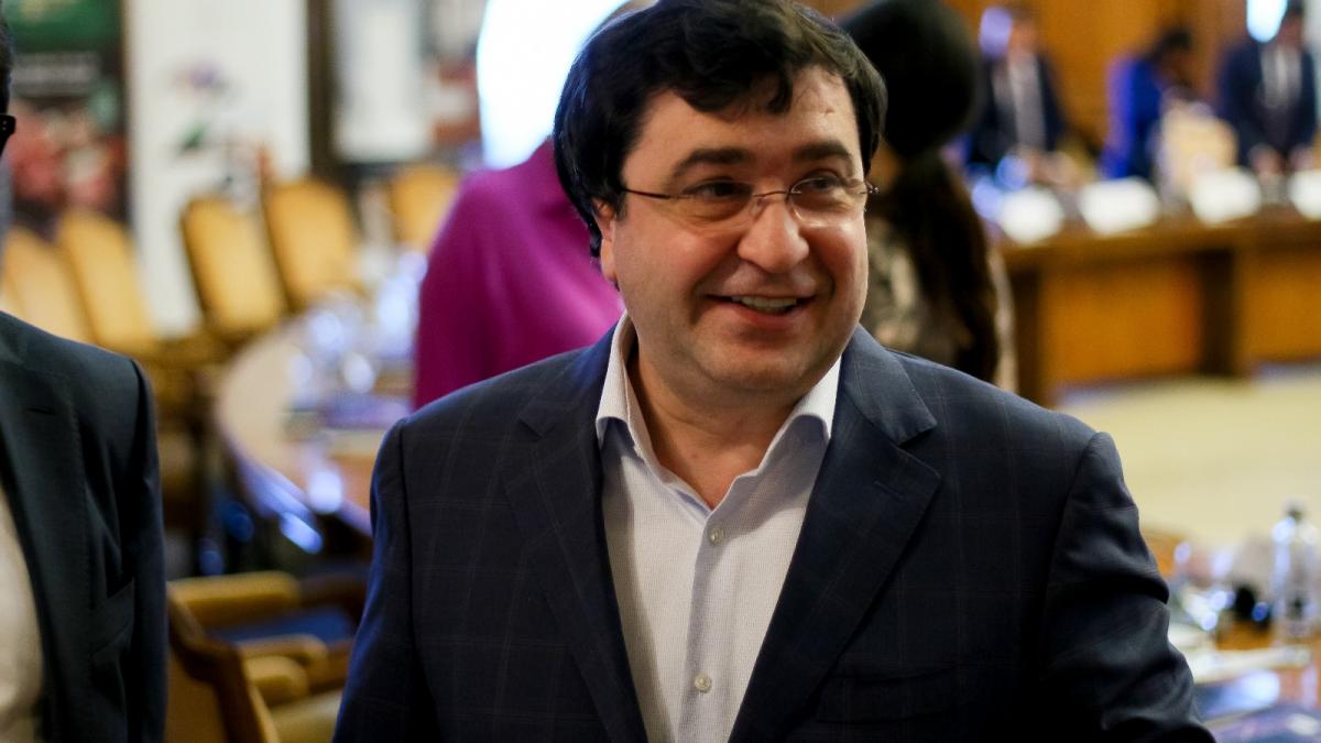 erbasu unul dintre oamenii care construiesc romania