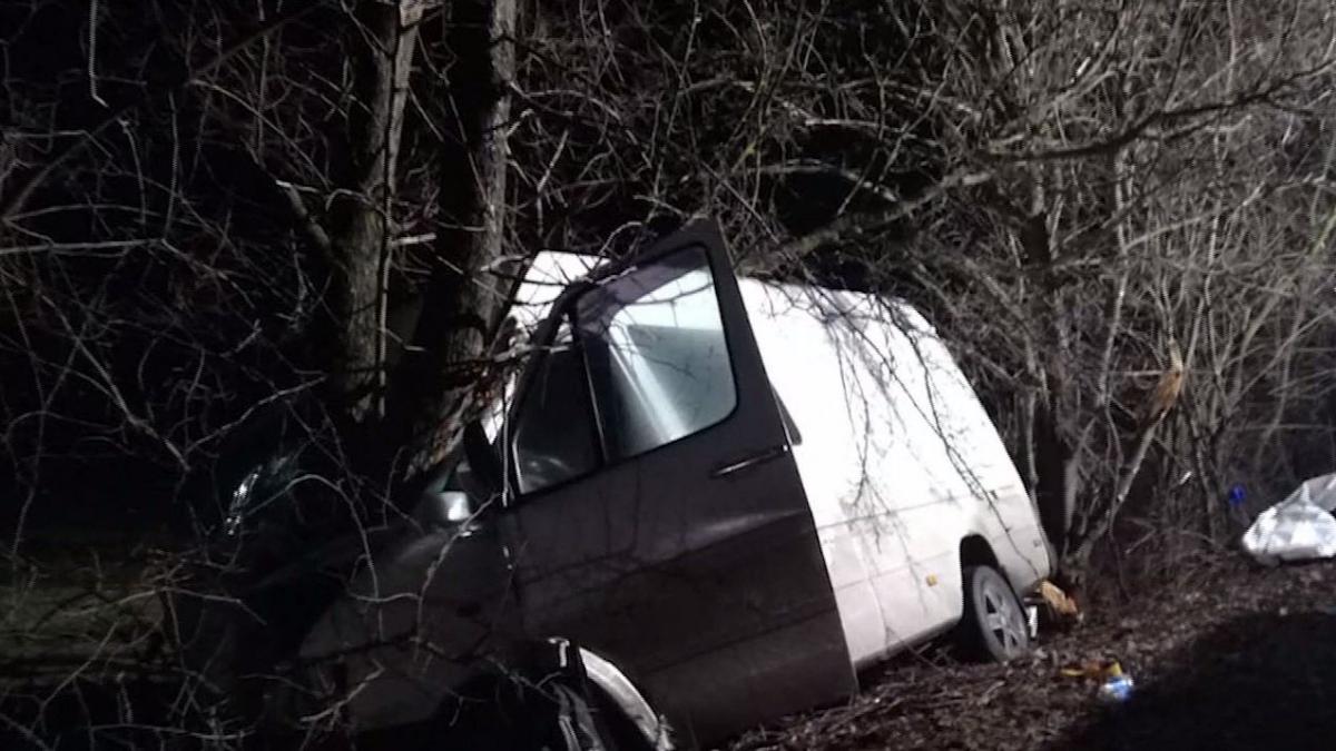 Tragedie înainte de Crăciun. Un microbuz a intrat în copacii de pe un drum din Neamț: sunt doi morți și șapte răniți