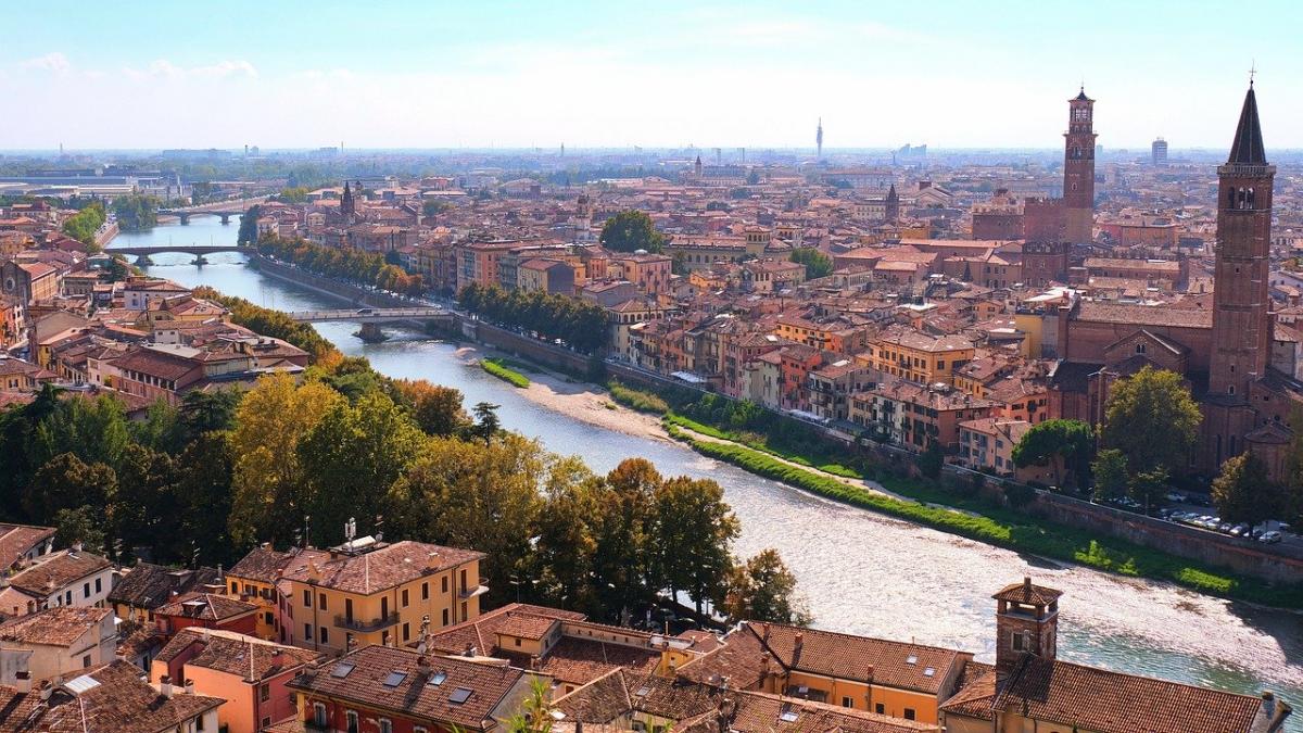 s a aruncat intr un canal cu apa din verona romanca a fost zarita in ultimul moment si salvata