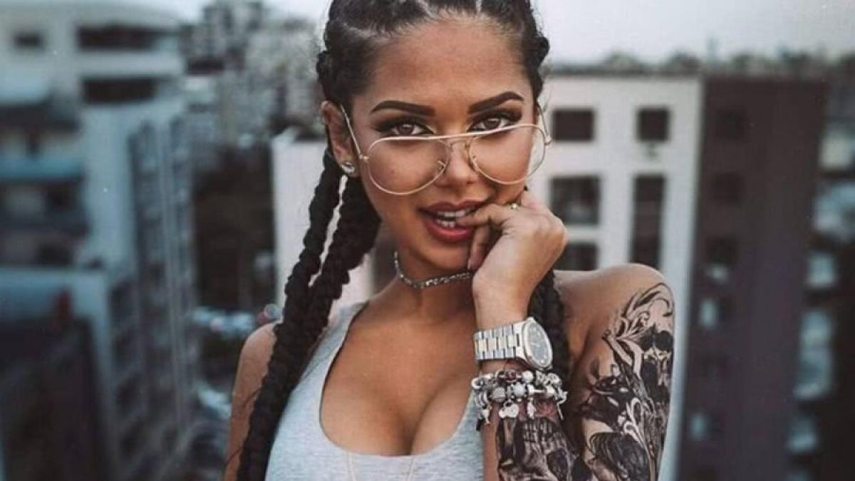 cerasela a atras toate privirile atunci cand a aparut prima data in mijlocul grupului recent