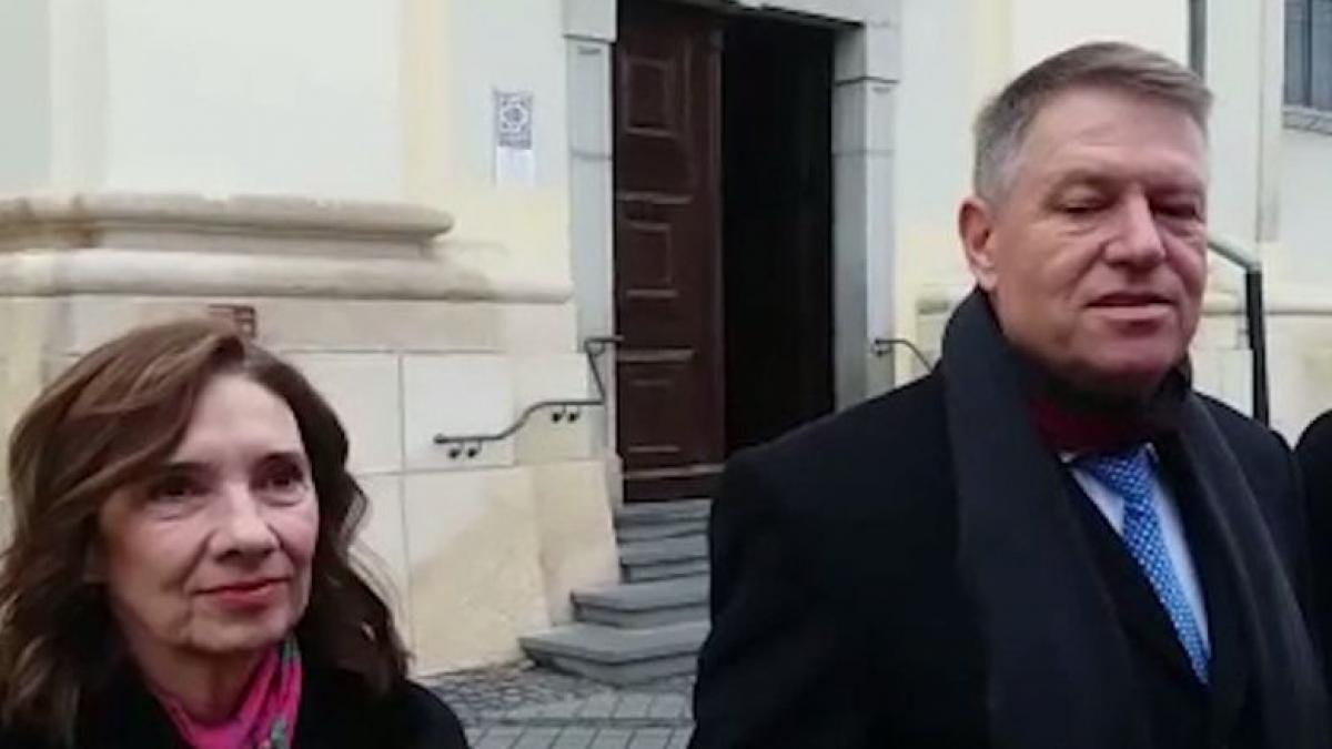 klaus iohannis isi petrece sarbatorile la sibiu presedintele si sotia sa au participat la slujba