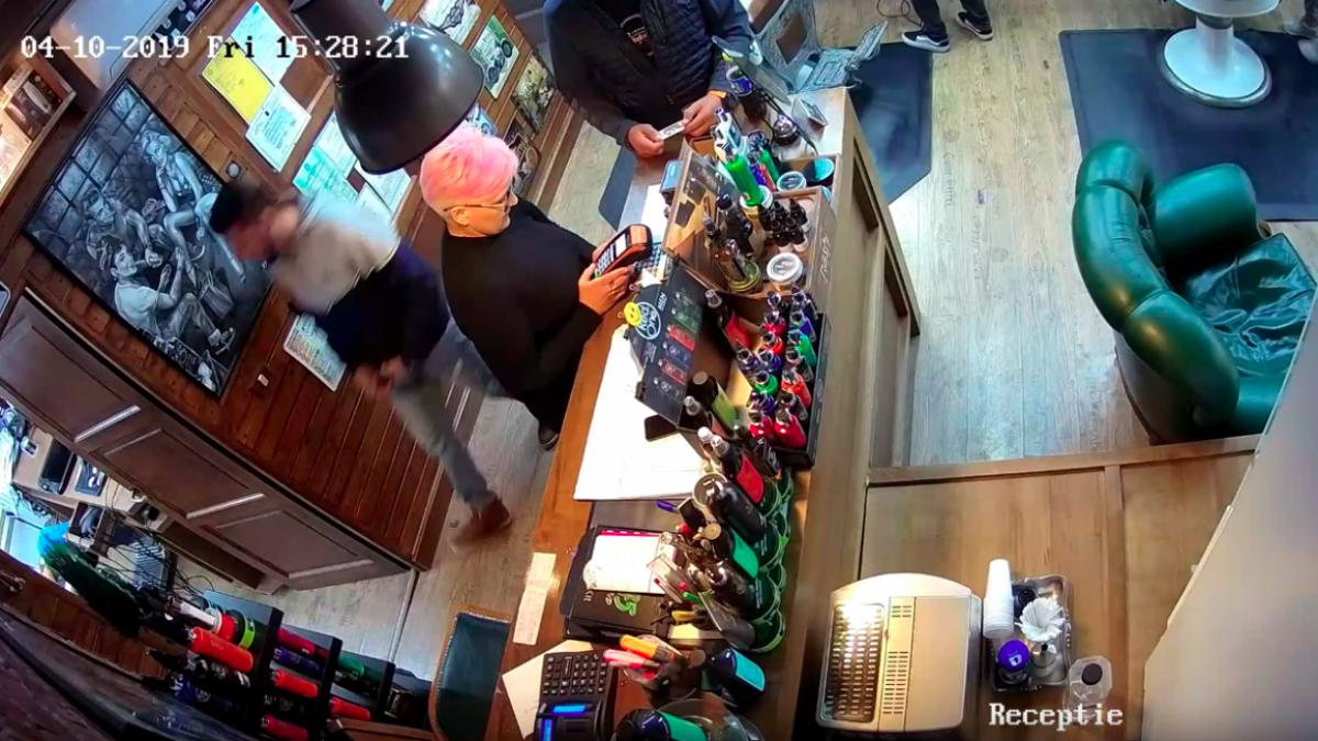 ramona s a intors dupa 20 de ani in italia si s a angajat la o frizerie din brasov ce a descoperit