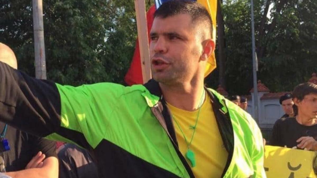 daniel ghita incetati cu pozele cu craciunite si pulover cu mos craciun romanii au ie si straie