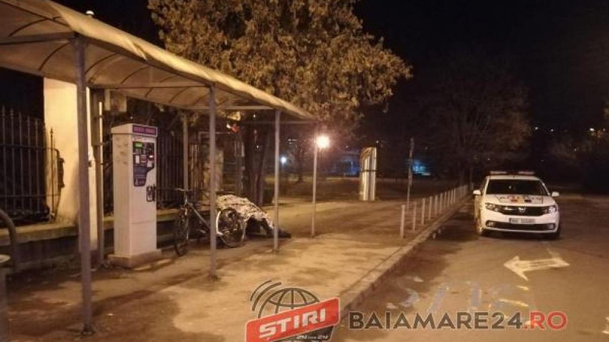 se dusese intr o statie de autobuz din baia mare cand a zarit pe banca un barbat adormit s a