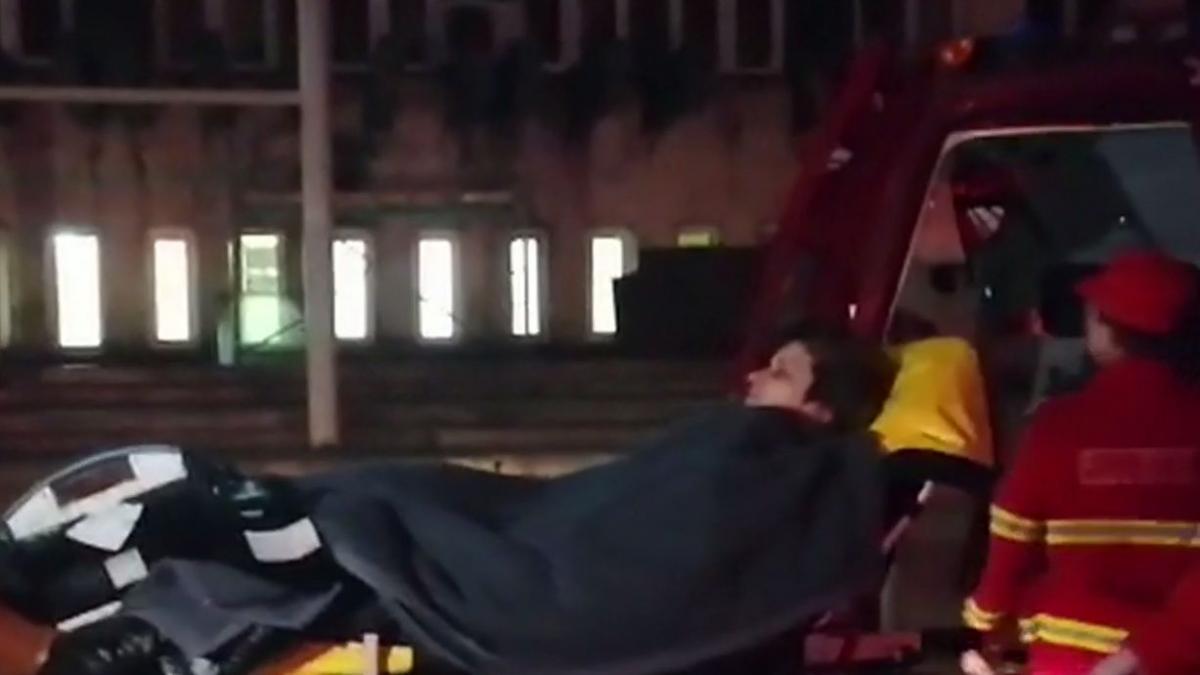 primele imagini cu mama luizei melencu adusa cu targa la spitalul din craiova