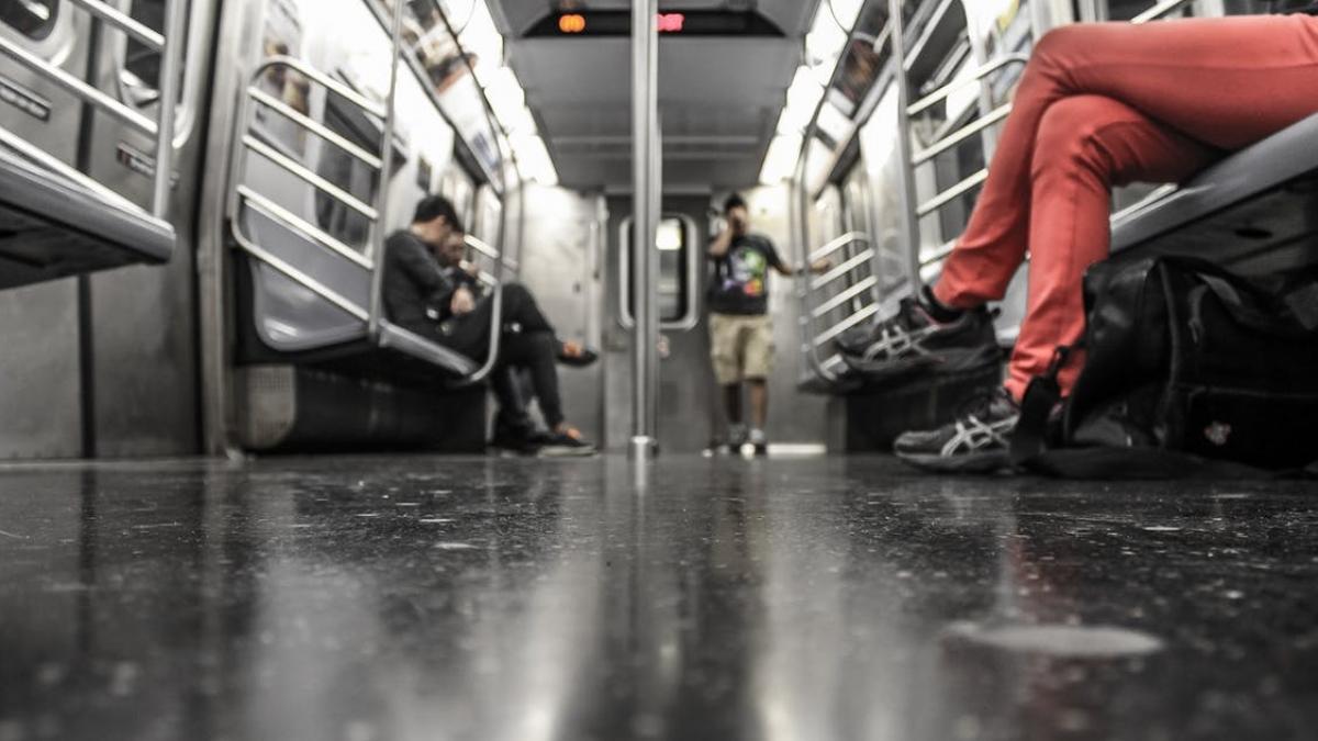 se afla in metrou cand o femeie i a pus in brate un bilet cand l a citit tanara s a prabusit la