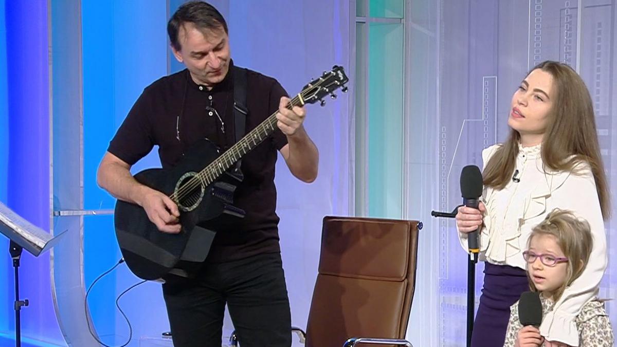 andrei paunescu impreuna cu sotia si fetita moment unic in platoul antenei 3