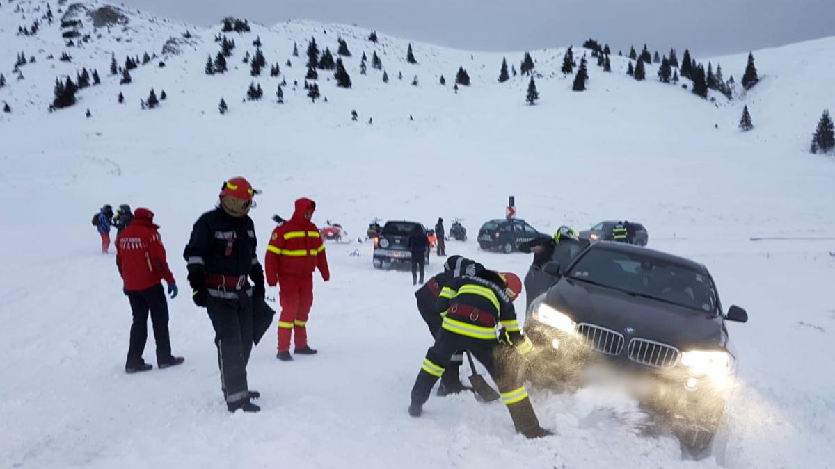 o masina cu doua tinere si doi copii a ramas inzapezita pe un drum din bucegi imagini de la