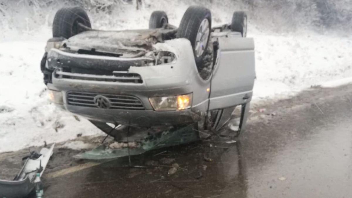 situatie critica la iasi un microbuz s a rasturnat la intrarea in raducaneni victimele au fost
