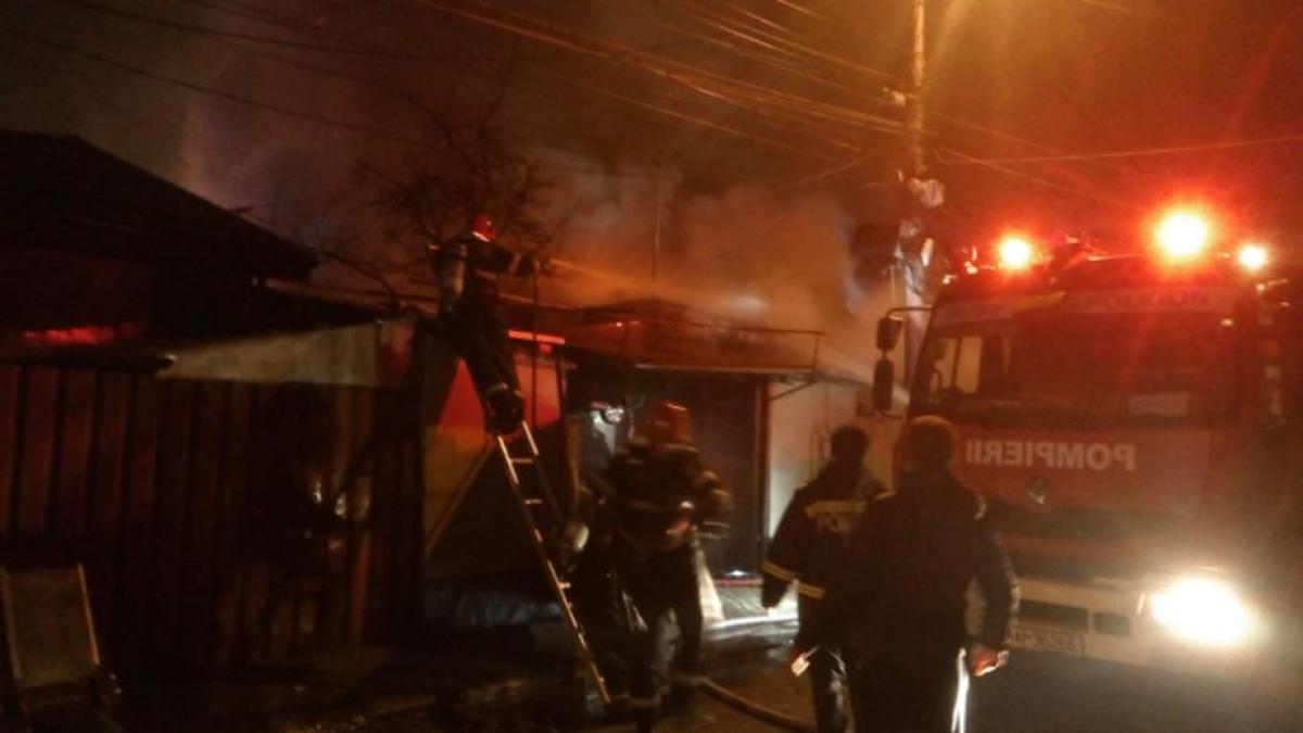 incendiu puternic in bucuresti flacarile au cuprins sase case o persoana a fost ranita