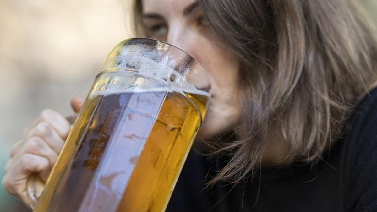 rodica avea patima bauturii si zacea mereu prin casa intr o seara sotul ei a trecut peste ea si s a