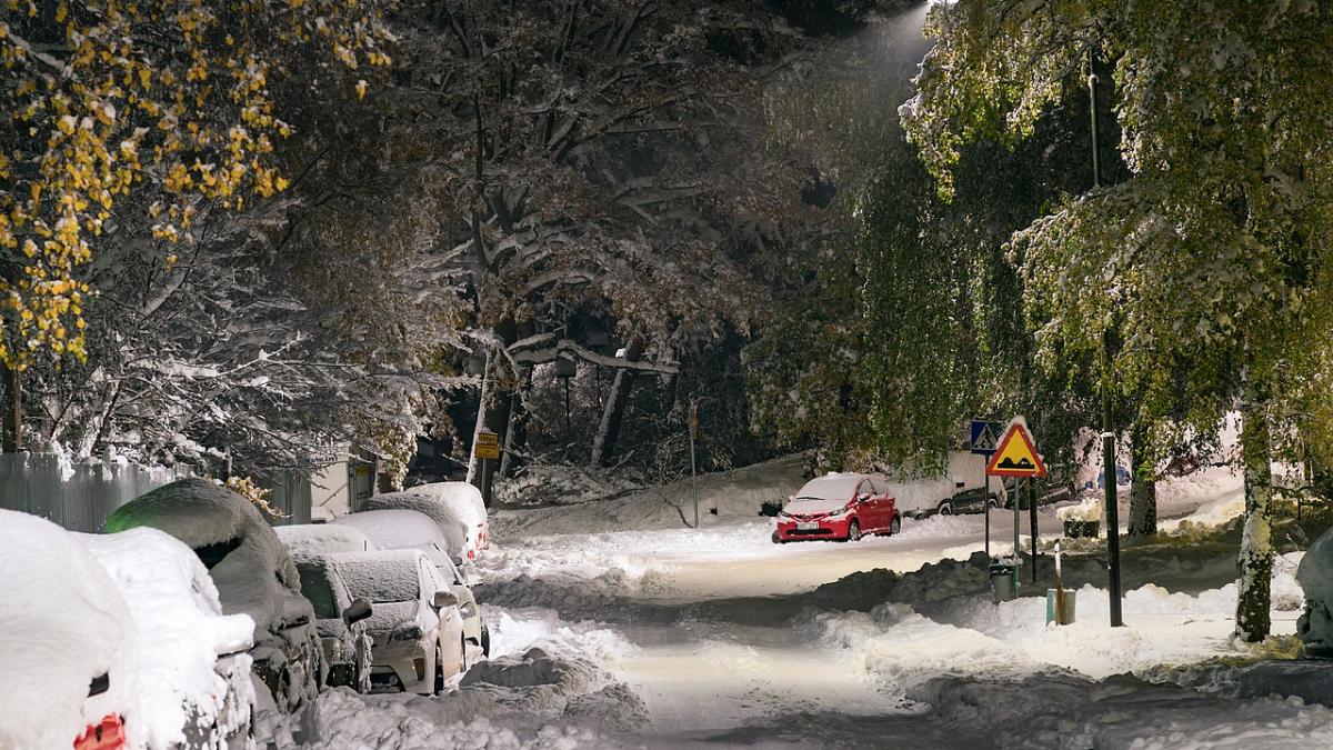 viscolul si ninsorile au facut prapad in moldova microbuze rasturnate in nameti ambulante scoase cu