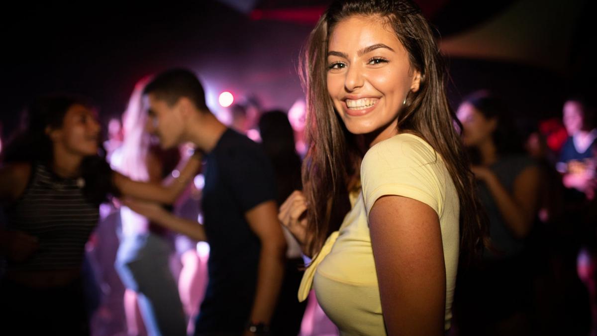 horoscop ce fac zodiile de revelion gemenii sunt sus pe masa dansand nebuneste taurii isi spioneaza