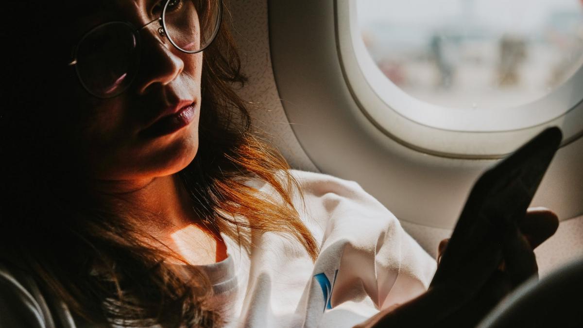 o bruneta superba s a asezat pe scaunul din fata lui si a inceput sa spere in secret ca poate se