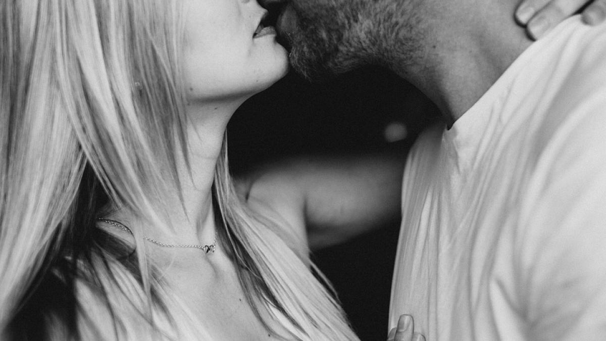 fac dragoste cu un coleg de munca dar sunt cu 10 ani mai mare decat mama lui