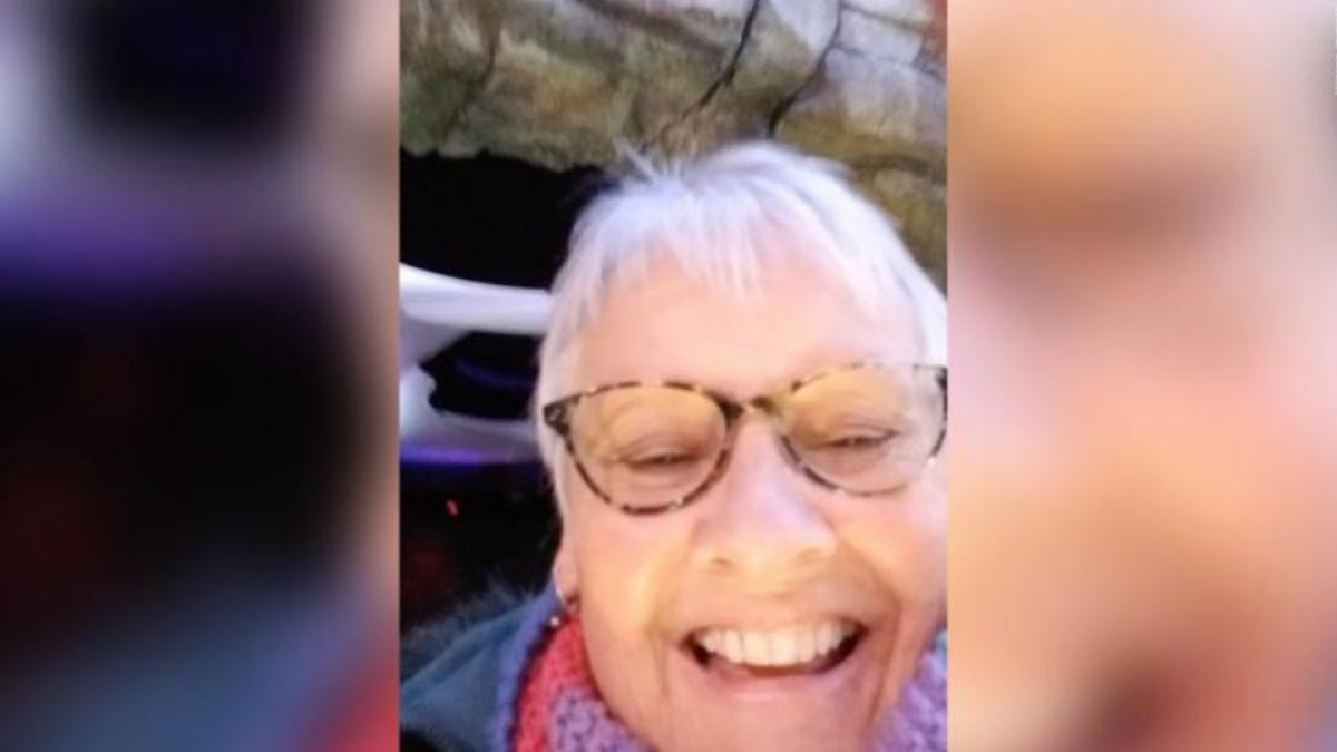 fiica ei traia cel mai frumos moment din viata ei asa ca s a repezit la telefon sa filmeze totul