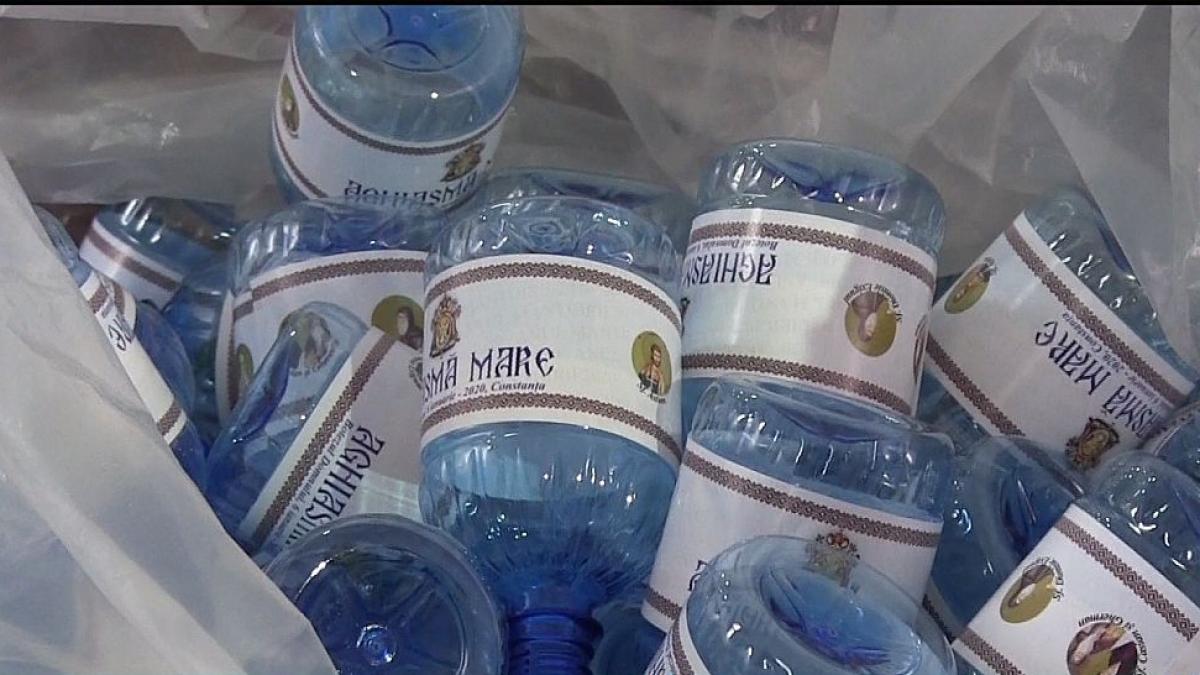 pregatiri la malul marii pentru sarbatoarea de boboteaza