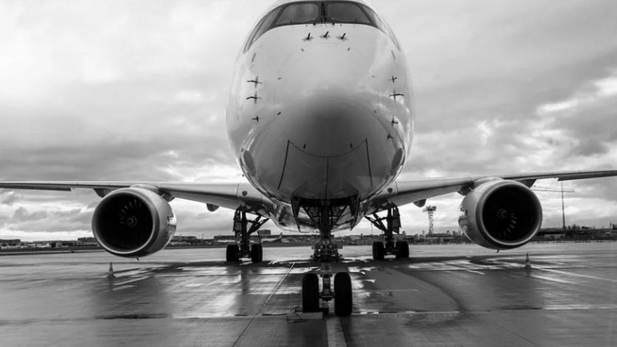 panica pentru zeci de romani avion evacut de urgenta primele imagini video