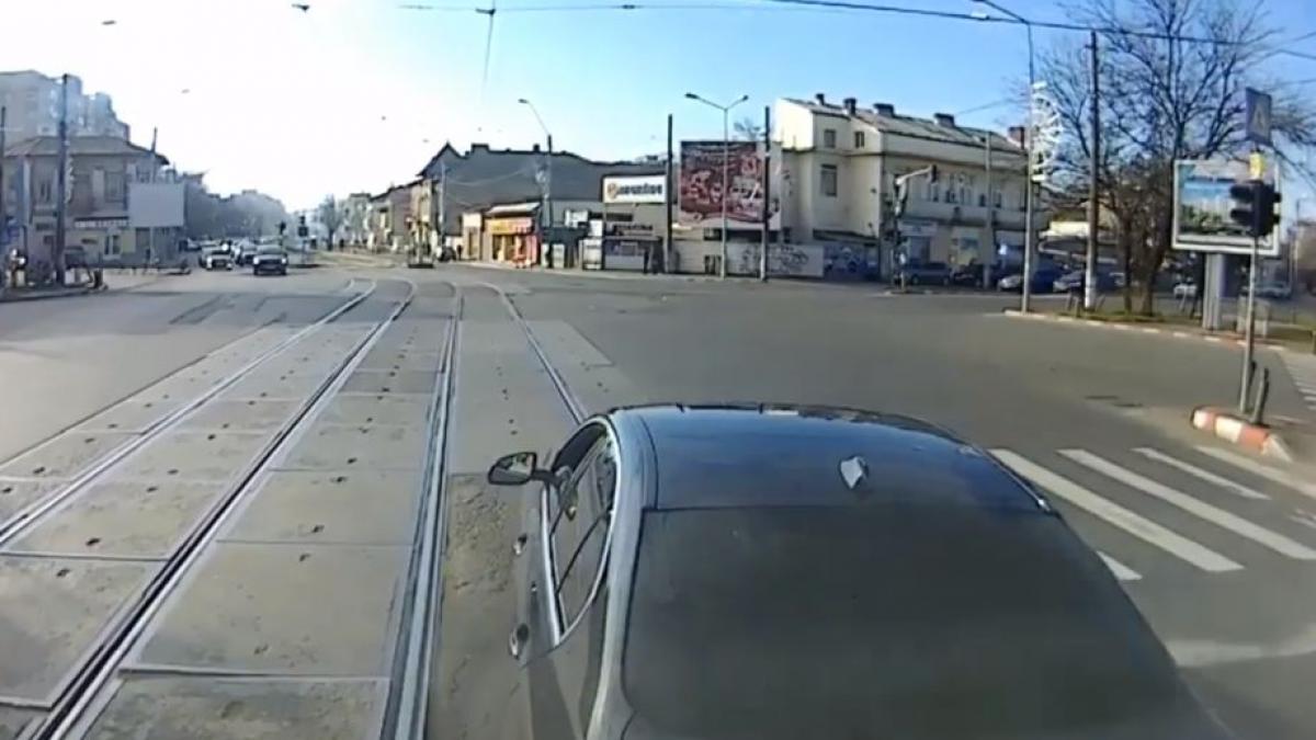 un sofer cu bmw a fost impins de tramvai in bucuresti ce a urmat dupa ce a coborat din masina ba