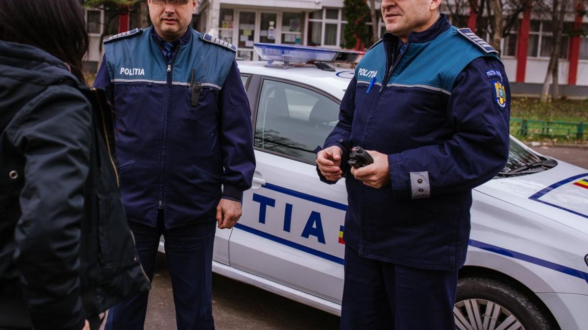 a sunat la 112 sa reclame un vecin insa politistii care au venit la adresa l au amendat pe motiv ca