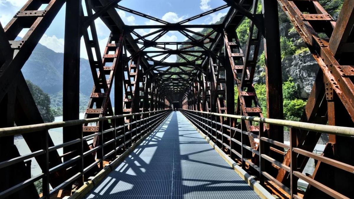 autoritatile au cautat 6 ore un sinucigas care ar fi sarit pe podul de la maracineni ce se