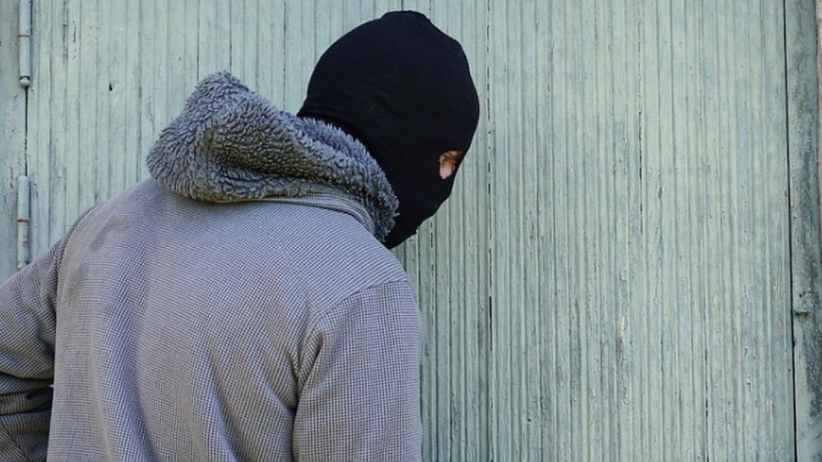 scene ca n filme in ploiesti momentul in care un politist ii pune la pamant pe infractorii care au