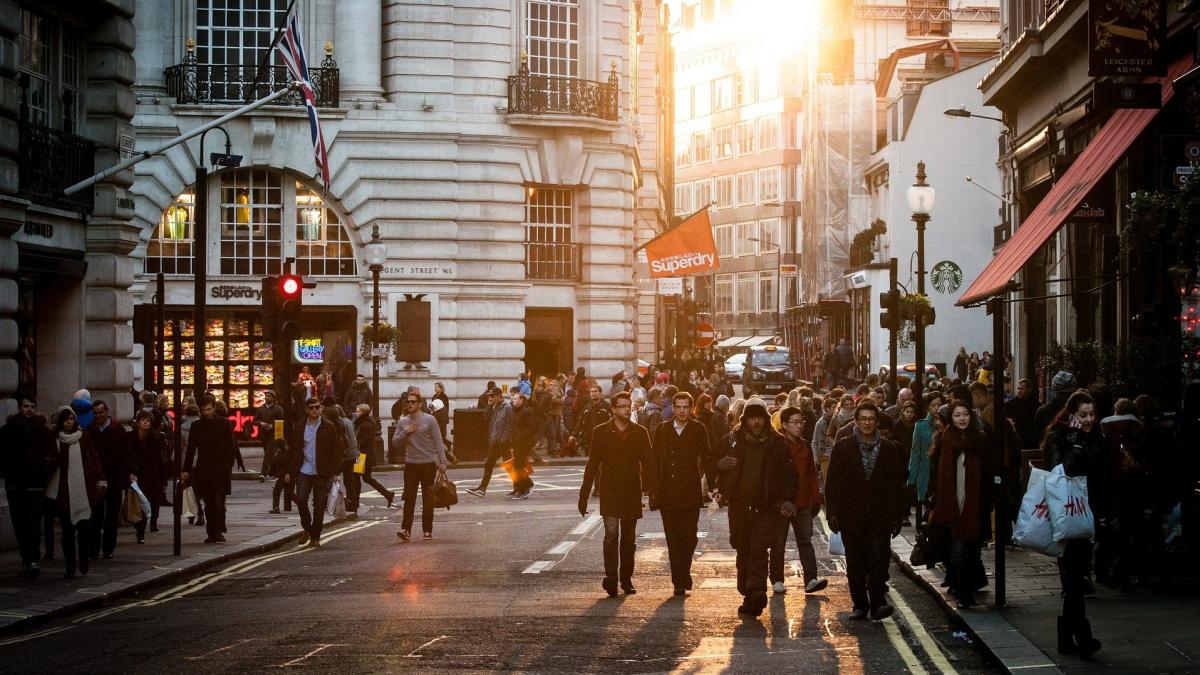 adevaratul paradox al economiei romanesti de ce un celebru lant de fast food angajeaza in bucuresti