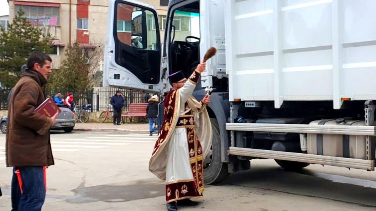 ceremonie pentru o masina de gunoi slujba de binecuvantare pentru noua achizitie a unui primarii