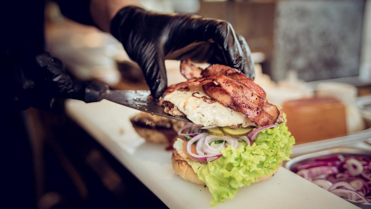 de ce mioara va alege sa se mute in germania intr un mic oras de langa munchen unde sa impacheteze
