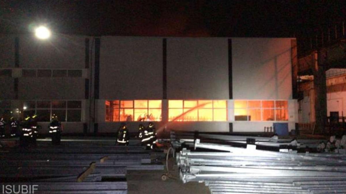 incendiul de la fabrica de electromontaj din bucuresti a fost stins anunt meteorologilor despre