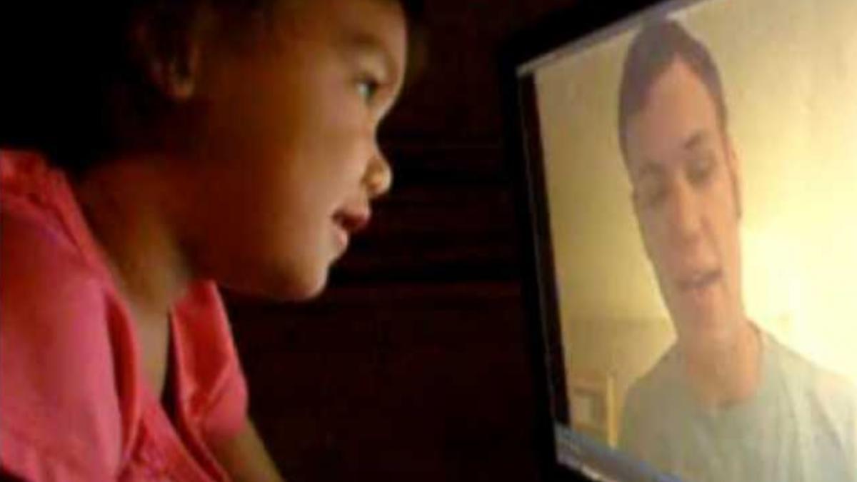 te topesti o fetita pupa monitorul pe care tatal ei militar plecat in misiune spune o poveste video