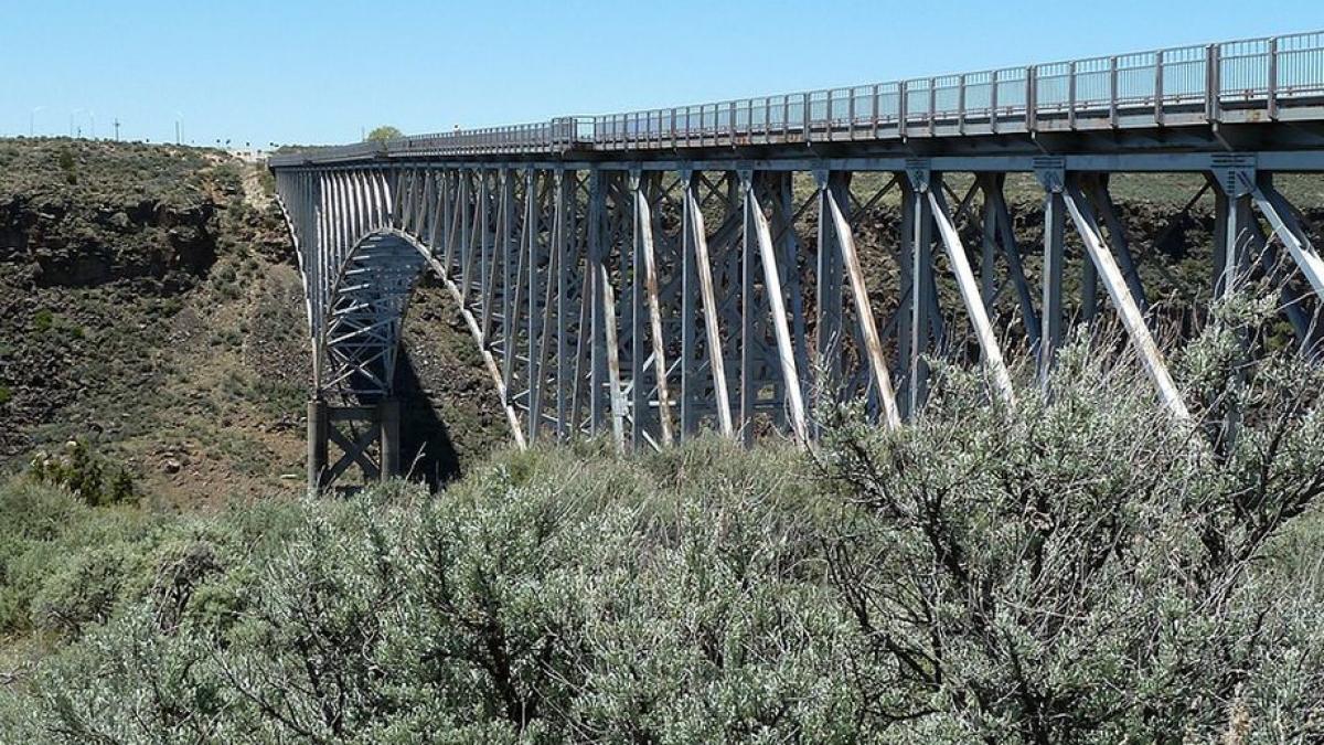 un mexican si a taiat gatul pe un pod peste rio grande si a luat viata in momentul in care i s a