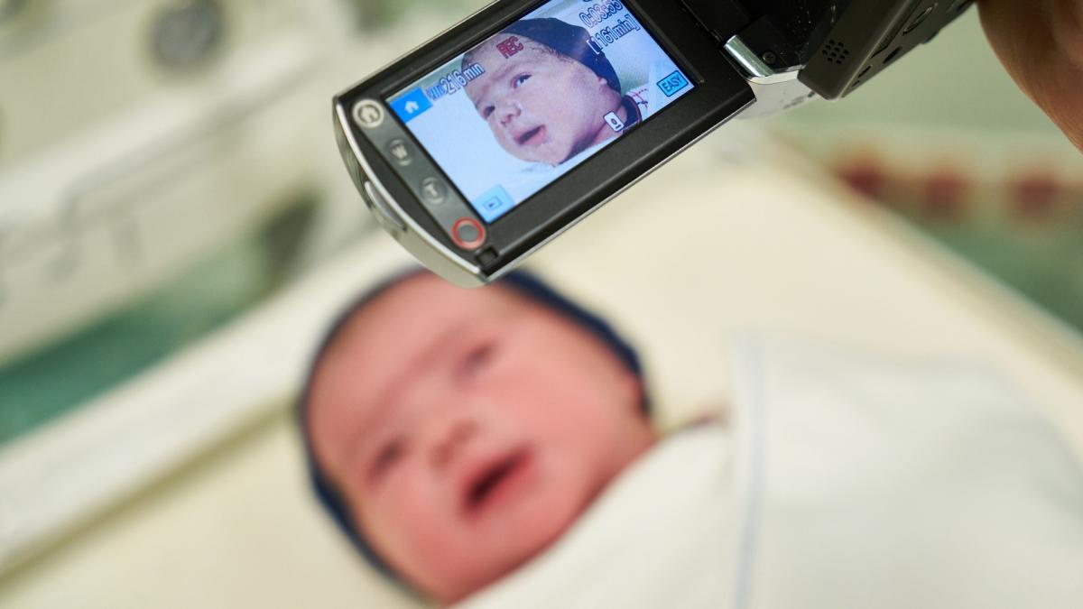 un baietel de patru ani bolnav de pneumonie fortat sa doarma pe podea intr un spital adevarul