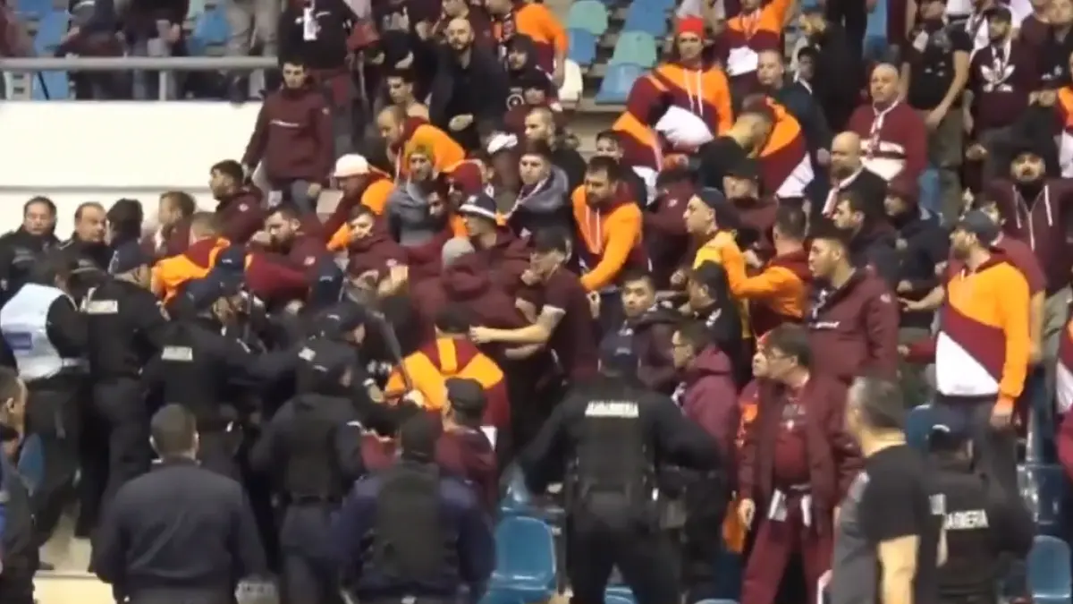 bataie la meci interventie in forta a jandarmilor