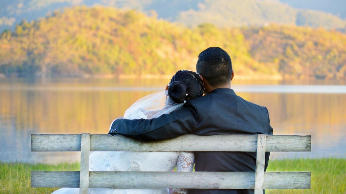chino si kat erau la propria nunta si faceau poze cu invitatii cand vulcanul din spatele lor a