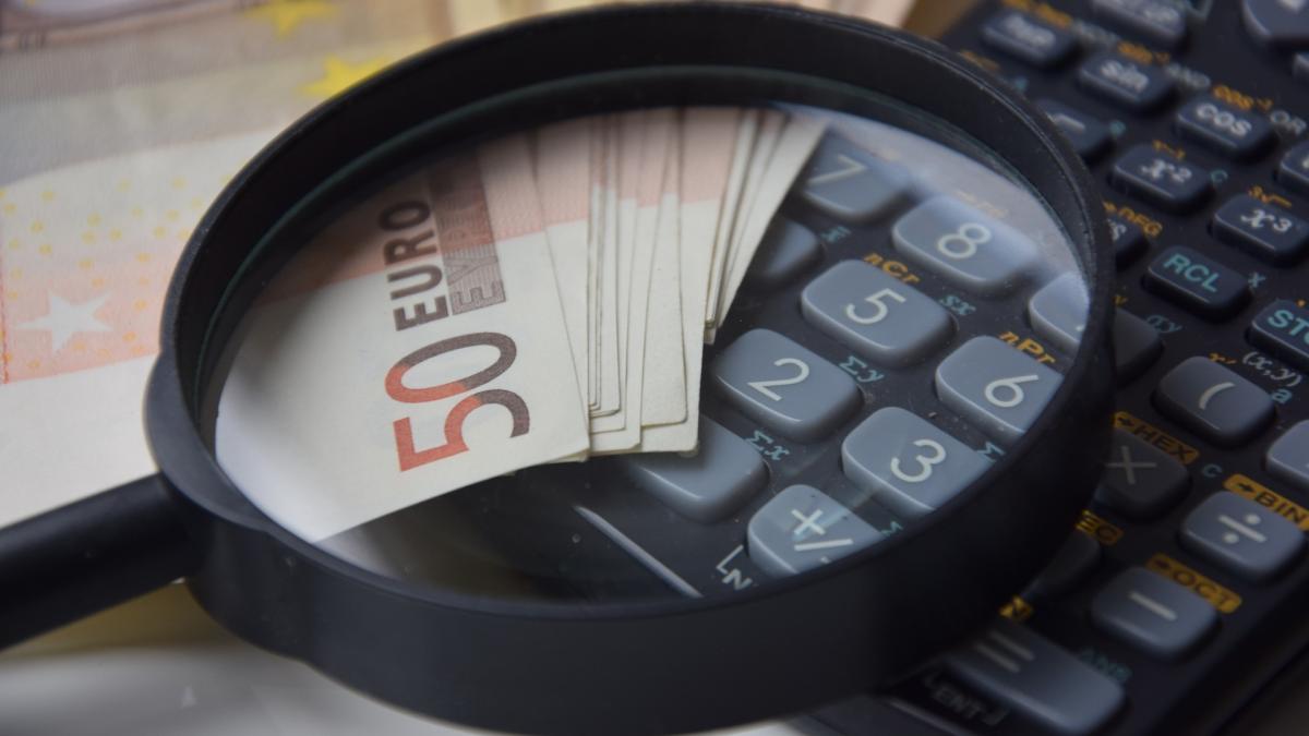 cum s a trezit un roman cu 27 000 de euro in cont din cauza neatentiei unui bugetar bancile si