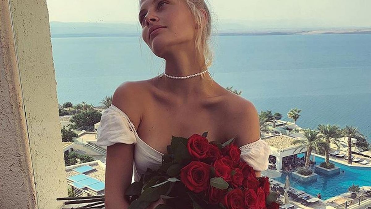 mister total o femeie complet dezbracata a cazut in gol de la etajul trei si nimeni nu isi poate