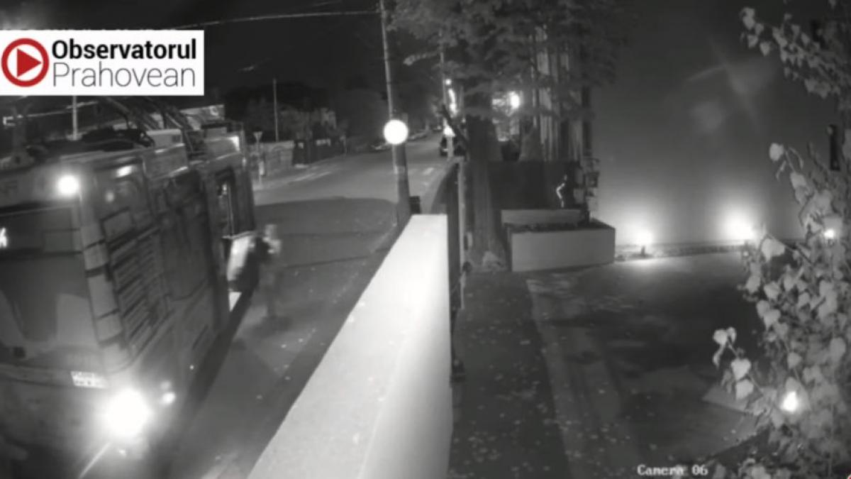 au furat o pubela de gunoi cu troleibuzul video