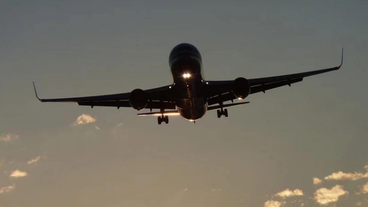 confruntat cu o defectiune un boeing si a golit rezervoarele cu carburant peste o scoala zeci de