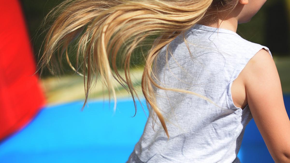 fetita de opt ani nevazatoare si a pierdut viata la scoala dupa ce a cazut pe scari la o luna de la