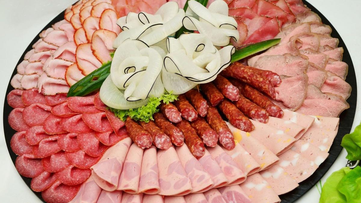 pericolul ascuns din mezeluri procesatorii folosesc slanina si zgarciuri in loc de carne