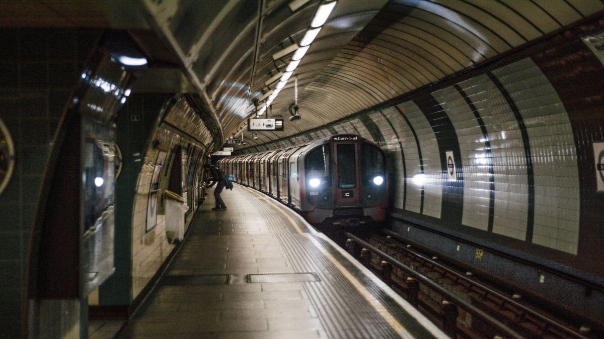scene ingrozitoare la o statie de metrou din roma o romanca de 27 de ani s a aruncat in fata