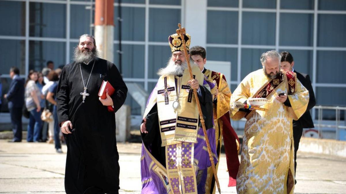 un calugar recent eliberat din puscarie s a intors la cele sfinte ips teodosie i a dat binecuvantare