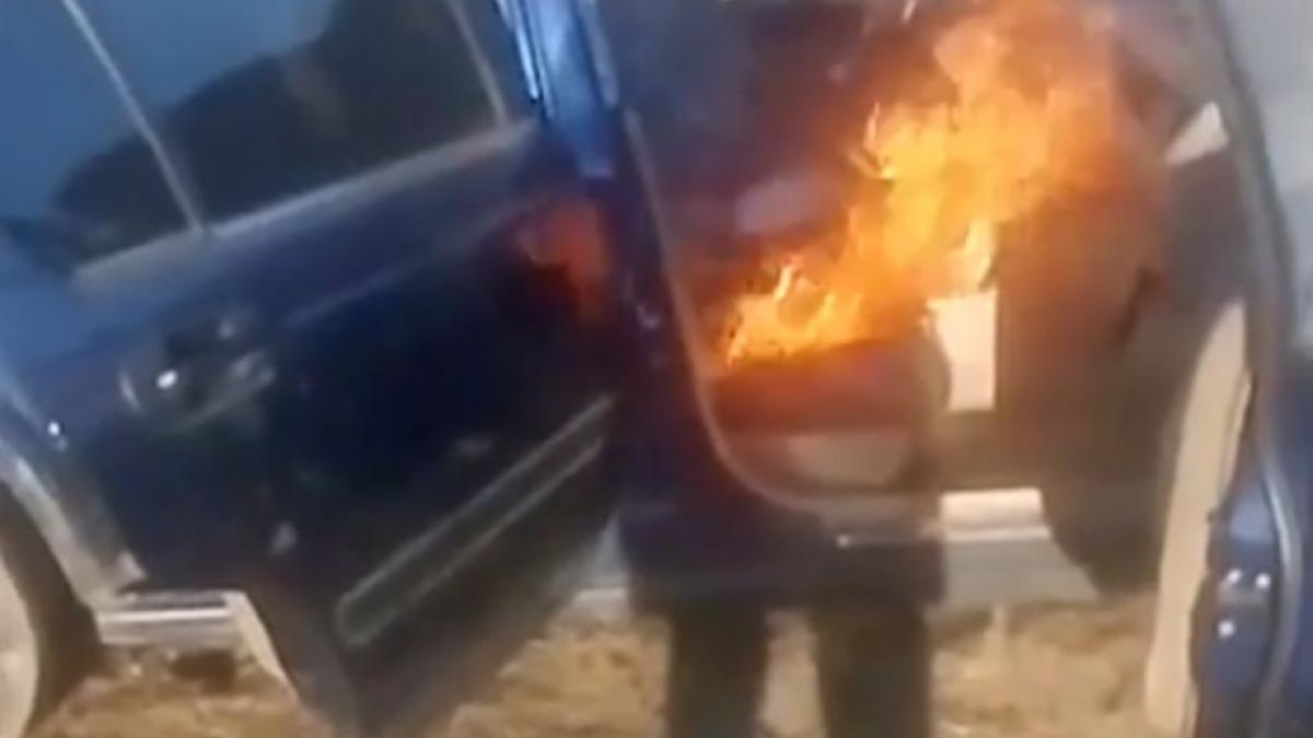 un tanar din arges si a dat foc la masina live pe facebook dati distribuiri ca se face focul mare